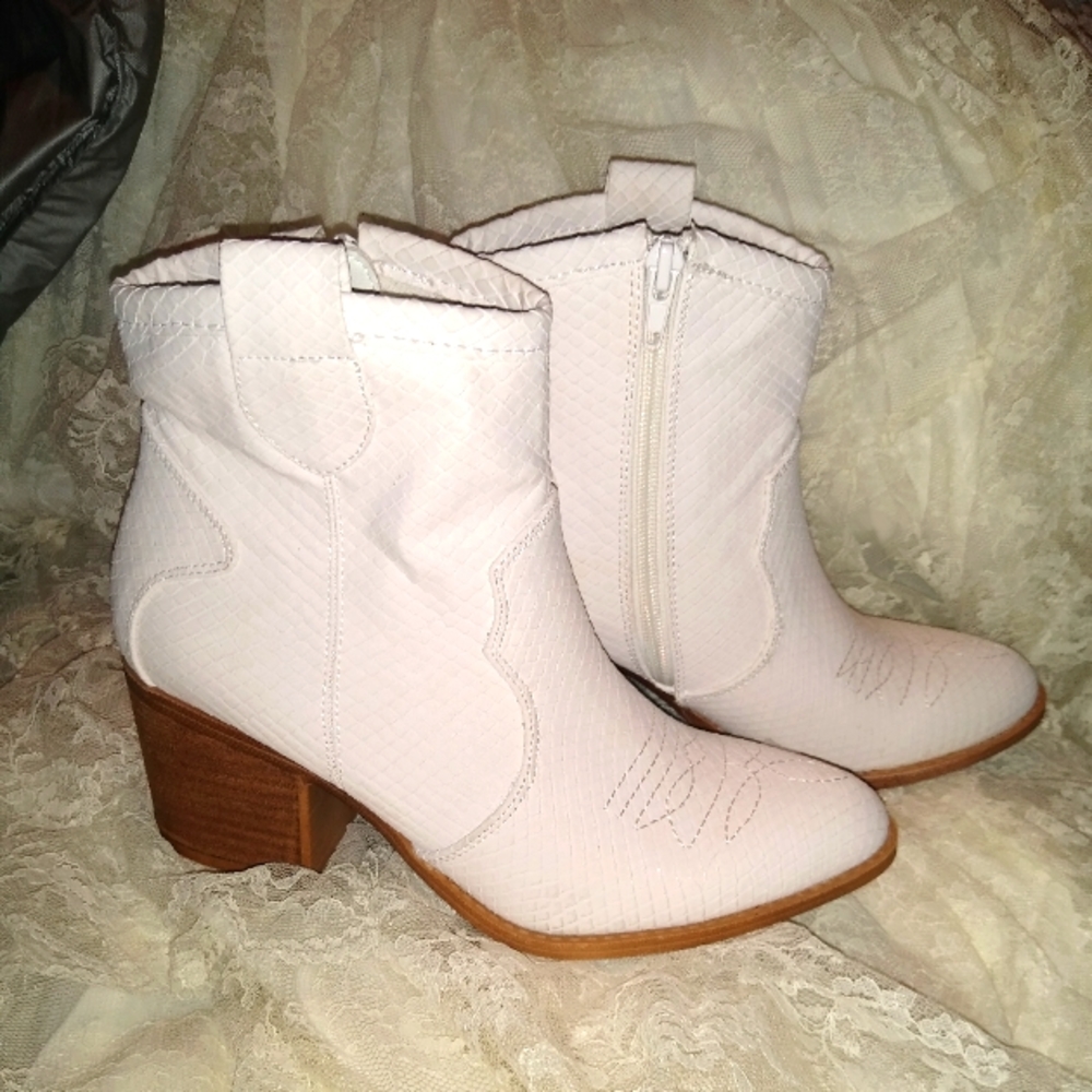 Dirty Laundry Unite White Snake Ankle Booties size 6.5